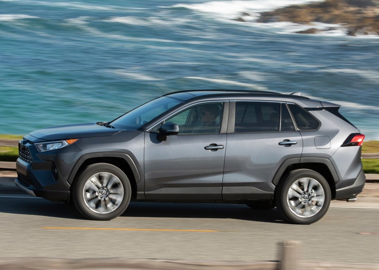 En comparativa: Peugeot 3008 Allure 2019 vs. Toyota RAV4 XLE 2019