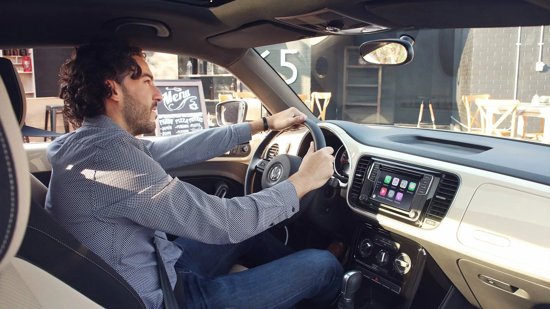 El Volkswagen Beetle 2019 no es el auto más divertido de conducir, pero ofrece un manejo competente