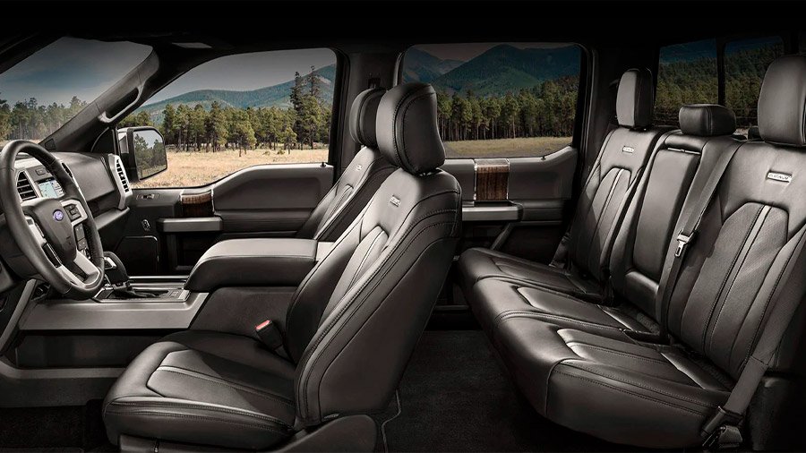 Las vestiduras de los asientos son de piel