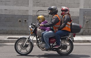 ¿Cómo viajar con un niño en moto?