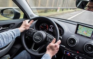 Tomar clases de manejo o aprender con un familiar ¿Qué es lo mejor?