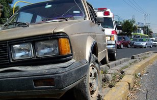 Los daños que puede sufrir tu auto por pegar contra las banquetas