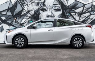 Toyota Prius 2021 Reseña - Un híbrido amplio, modesto y ahorrador