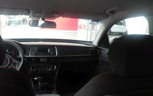 Un Kia Optima 2017 impecable te está esperando
