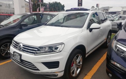 Un Volkswagen Touareg 2015 impecable te está esperando