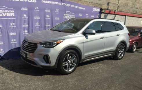 Carro Hyundai Santa Fe 2018 de único propietario en buen estado