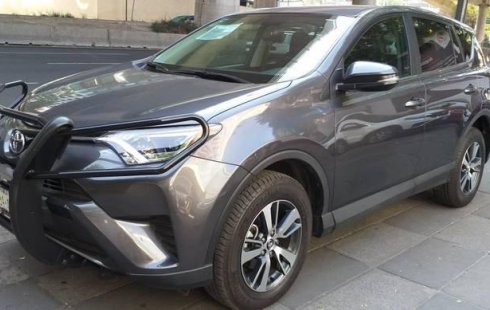 Un Toyota RAV4 2017 impecable te está esperando