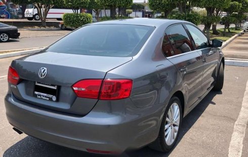 Carro Volkswagen Jetta 2013 de único propietario en buen estado