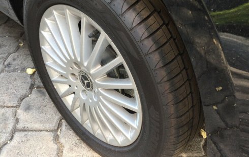 Quiero vender urgentemente mi auto Mercedes-Benz Clase V 2019 muy bien estado