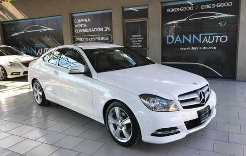 Un carro Mercedes-Benz Clase C 2014 en San Pedro Garza García