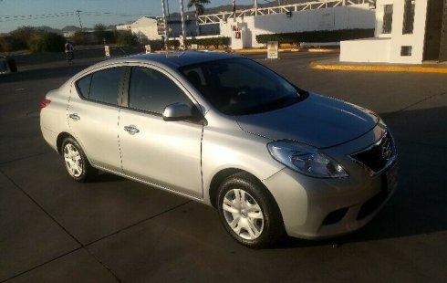 Un carro Nissan Versa 2013 en Sonora