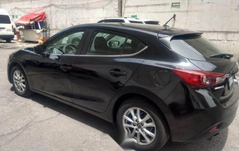 Un carro Mazda 3 2016 en Nezahualcóyotl