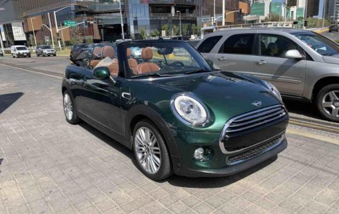 Un carro MINI Cooper Convertible 2018 en Zapopan