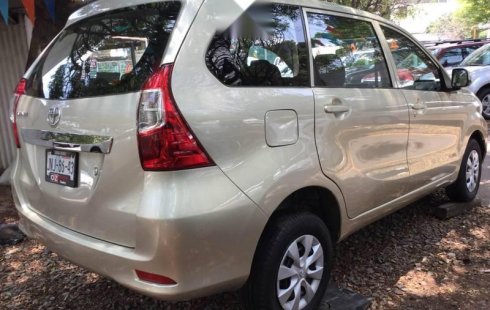 Carro Toyota Avanza 2017 de único propietario en buen estado