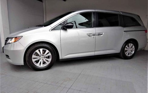 Carro Honda Odyssey 2014 de único propietario en buen estado