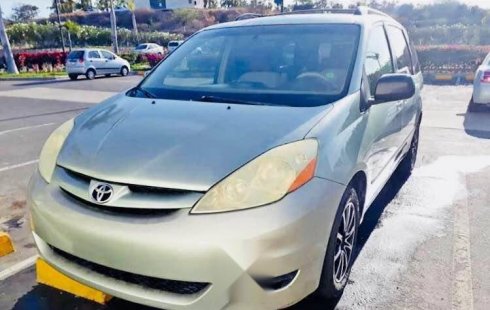 Un carro Toyota Sienna 2006 en Baja California Sur