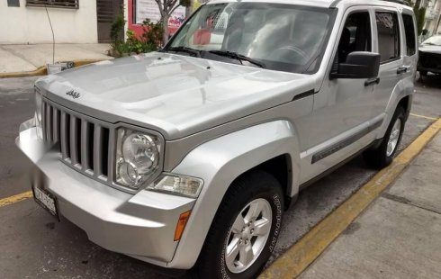 Vendo un Jeep Liberty por cuestiones económicas