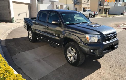 Toyota Tacoma 2015 4X4 en excelente estado