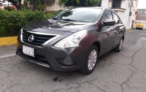 Un carro Nissan Versa 2018 en Coacalco de Berriozábal