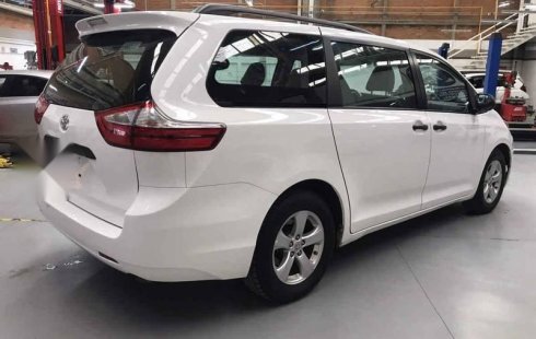 Un Toyota Sienna 2017 impecable te está esperando