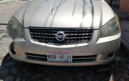 Carro Nissan Altima 2006 de único propietario en buen estado