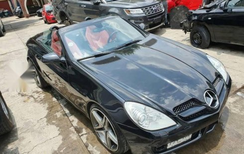 Pongo a la venta cuanto antes posible un MERCEDES-BENZ CLASE SLK 200 que tiene todos los documentos necesarios