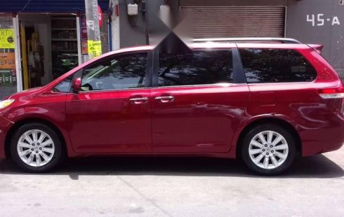 Carro Toyota Sienna 2012 de único propietario en buen estado