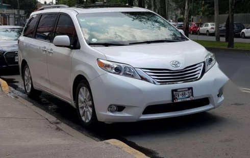 Un carro Toyota Sienna 2012 en Coyoacán