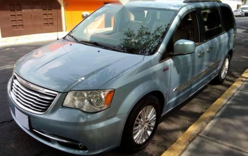 Tengo que vender mi querido Chrysler Town & Country 2013 en muy buena condición