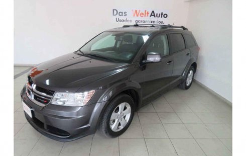 Un carro Dodge Journey 2016 en Puebla
