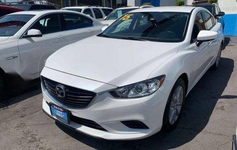 Un carro Mazda 6 2015 en Guadalajara