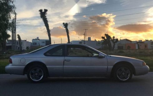 Un Ford Thunderbird 1996 impecable te está esperando